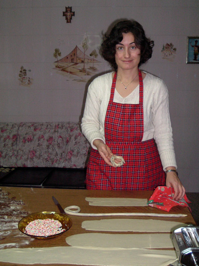 Laura makes buccellati, a traditional Sicilian Christmas biscuit, in her Mum's kitchen